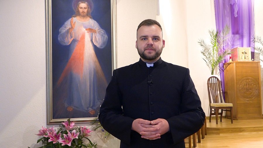 Ксендз костела Св. Апостола Павла Эдгар Ян Шостак,  поздравляет со светлым праздником Пасхи (видео) - В Висагинасе