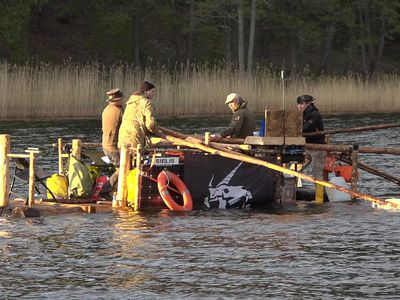 Висагинцы на пути к рекорду: 555 км на плоту от Палуше до Балтийского моря (видео) - В Висагинасе