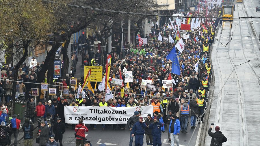 Tūkstančiai vengrų protestuoja dėl naujų viršvalandžių įstatymų - Pasaulyje