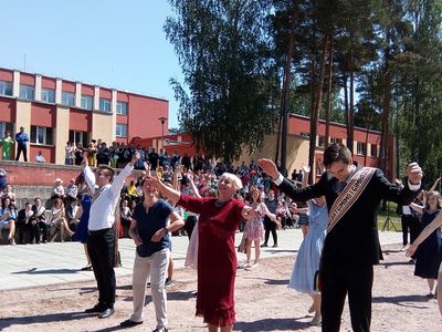 Последний звонок в «Atgimimo».  Для директора В. Бейнорене он прозвучал в 30-й раз - В Висагинасе