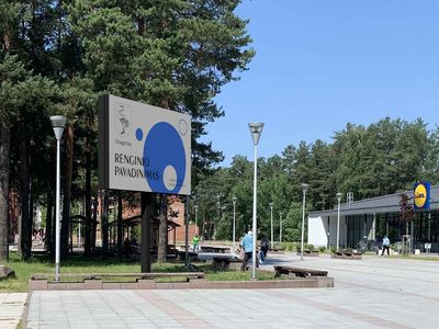 Продолжаются работы по установке информационного экрана на аллее Седулинос возле здания Ветерану, 5а - В Висагинасе