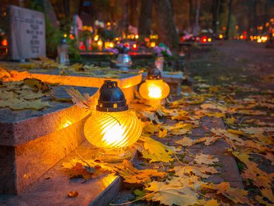 В День всех святых и поминовения усопших в Литве будут дежурить усиленные наряды полиции - Литва и страны Балтии