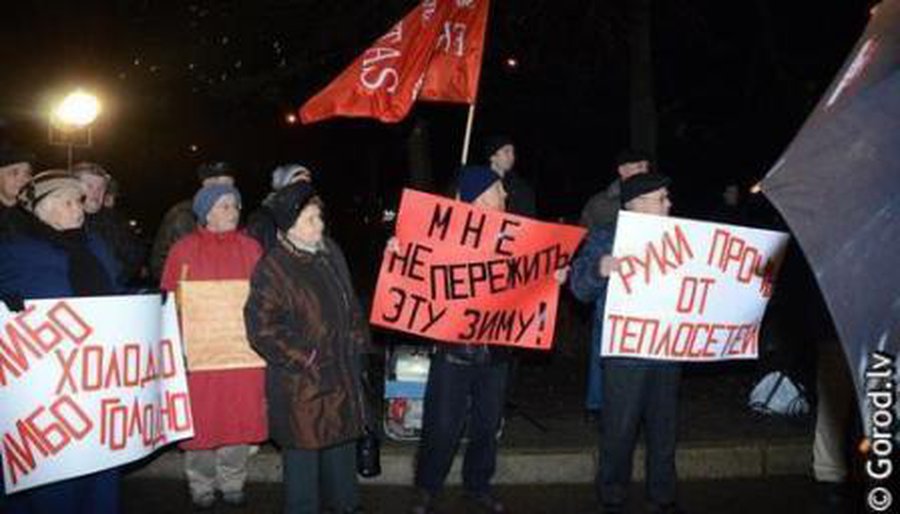 Несколько сотен горожан митинговали у Даугавпилсской городской думы против нищеты и приватизации

 - Литва и страны Балтии