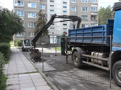 Ведутся работы по асфальтированию висагинских дворов (видео) - В Висагинасе