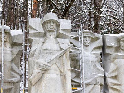 Шесть стел, изображающих советских солдат, Вильнюсское самоуправление передаст Парку Грутас - Литва и страны Балтии