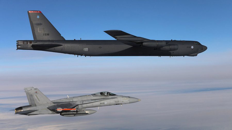 СМИ: США отрепетировали удары с ядерного бомбардировщика в 50 км от границы с Россией - В Мире
