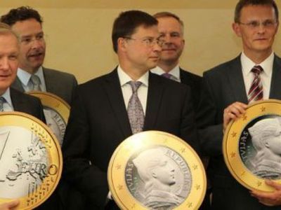 До введения евро в Латвии осталось 100 дней - Литва и страны Балтии
