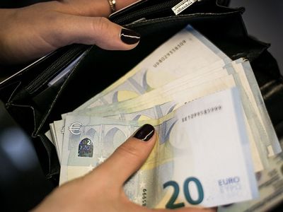 Обналичить деньги в Литве будет все сложнее - Литва и страны Балтии
