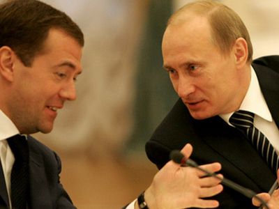 Путин и Медведев пока не решили, кто пойдет на президентские выборы 2012 года
 - В Мире