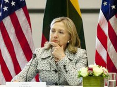 Пикет у кортежа Клинтон в Литве: США — террорист номер один

 - Литва и страны Балтии