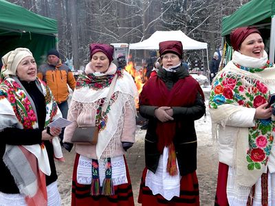 На площади Сантарвес дымились котлы с угощением национальных общин (видео) - В Висагинасе