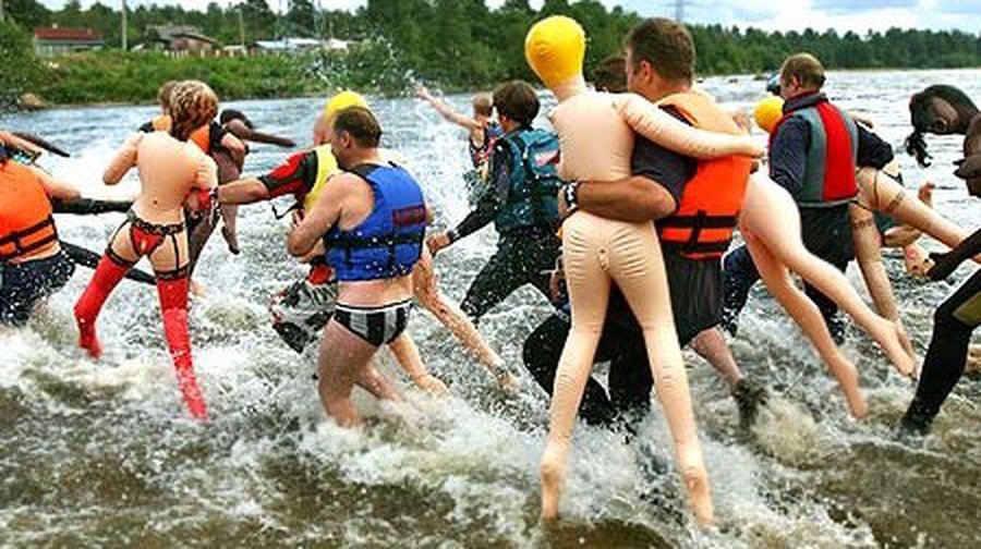 Заплыв на резиновых женщинах прошел в Новосибирске - Хобби, отдых и развлечения