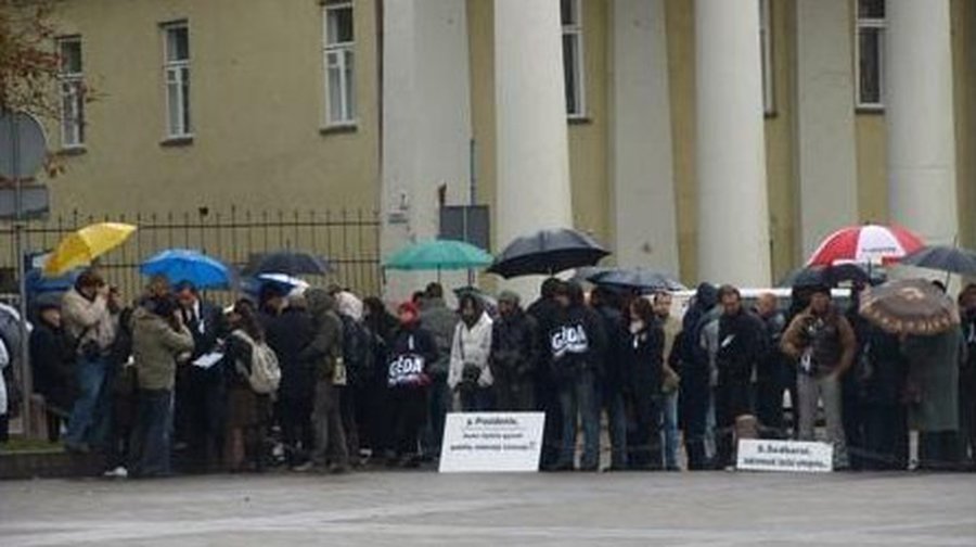 «Президент, нам противно жить в управляемой педофилами Литве»: фоторепортаж с акции протеста - Литва и страны Балтии