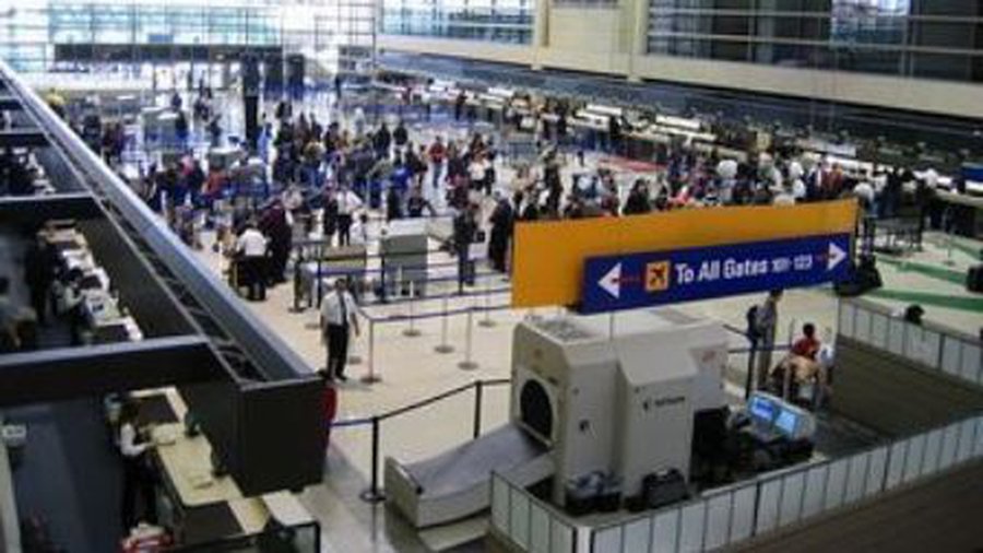 Американец пронес на борт самолета дымовую гранату, дубинки и ножи - В Мире