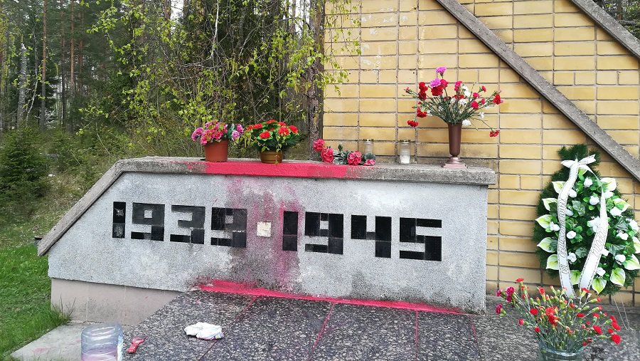 Осквернен мемориал: Могила Неизвестного Солдата облита красной краской - В Висагинасе