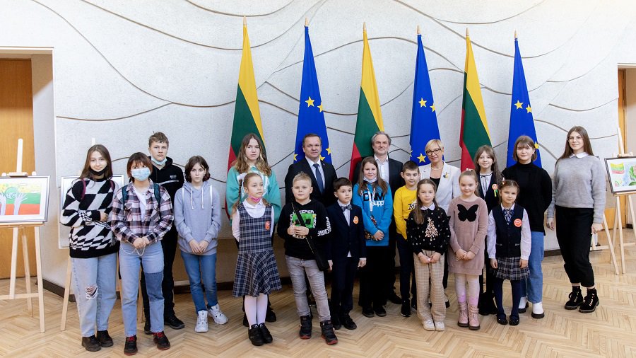 LR Vyriausybėje atidarytoje piešinių parodoje – Lietuva Visagino moksleivių akimis - Visagine