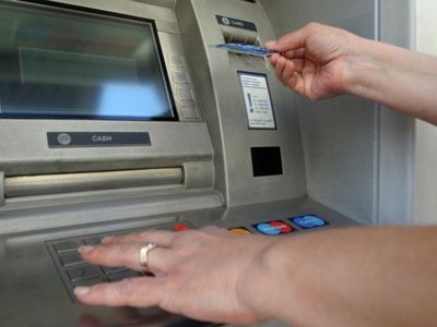 Мошенники пытаются выведать банковские данные жителей - Происшествия и криминал