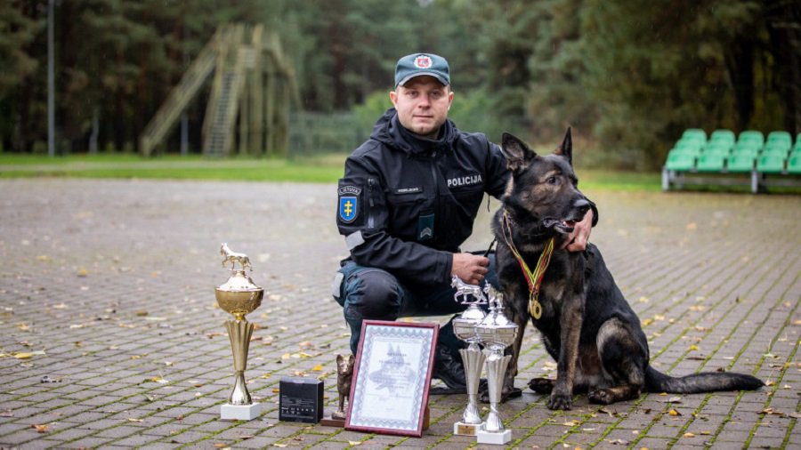 На соревнованиях кинологов победу одержал висагинец Николай Андреев со своей служебной собакой - Литва и страны Балтии
