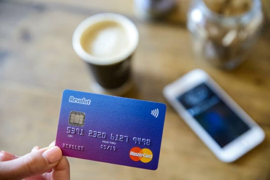 Revolut начал блокировать счета россиян, проживающих в ЕС, из-за новых санкций - В Мире
