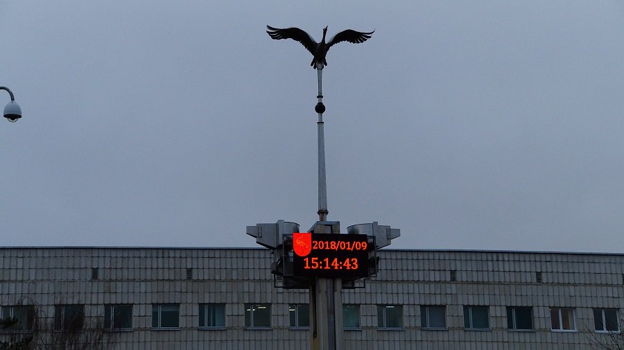 Кадр дня. На Висагинской стеле – новые информационные экраны (обновлено) - В Висагинасе
