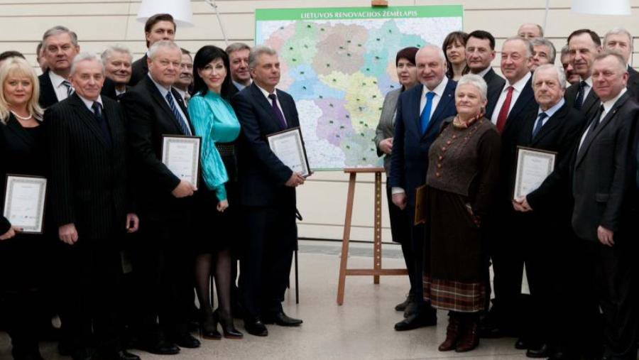 Администрации Висагинского самоуправления вручена грамота с пожеланием активнее участвовать в реновации - В Висагинасе