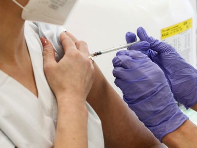 Завершена вакцинация работников системы здравоохранения: иммунитет есть у трех четвертей медиков - Литва и страны Балтии