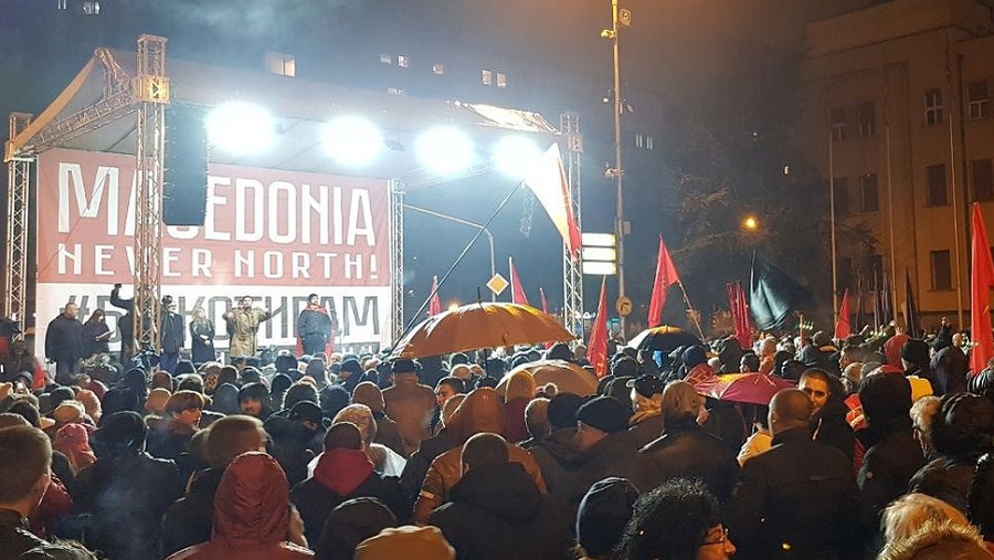 В Македонии проходит массовый митинг против изменения конституции страны - В Мире