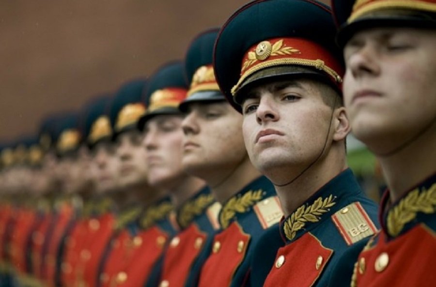 В России празднуют день защитника Отечества - В Мире