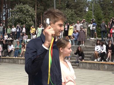 Последний звонок – день радости, волнения, надежд и легкой грусти (видео) - В Висагинасе