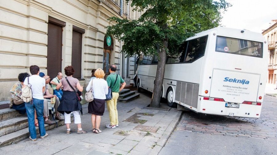 Sostinėje autobusas rėžėsi į „Maximą“ ir prispaudė praeivį
 - Įvykiai ir kriminalas