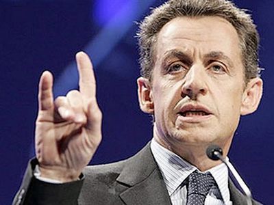 Саркози приехал в школу обсудить проблему насилия и получил удар бутылкой - В Мире