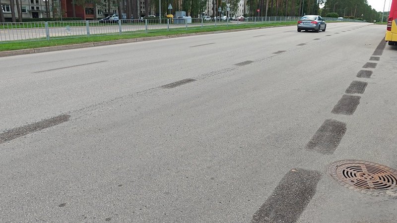 Зачем сдирают разметку с городских дорог? - В Висагинасе