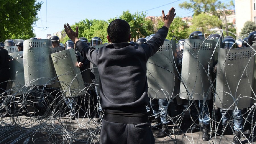 В Армении лидер митингующих заявил, что начинает "бархатную революцию" - В Мире