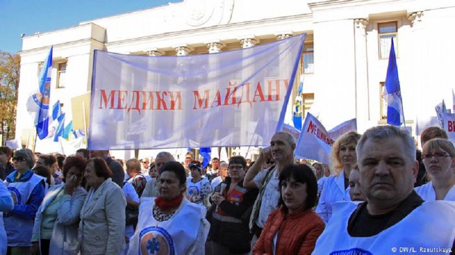 В Киеве прошла акция протеста медиков - В Мире
