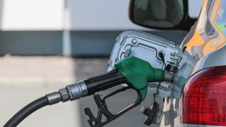 Degalinių kainos – realiu laiku: naujas siūlymas padės vairuotojams sutaupyti