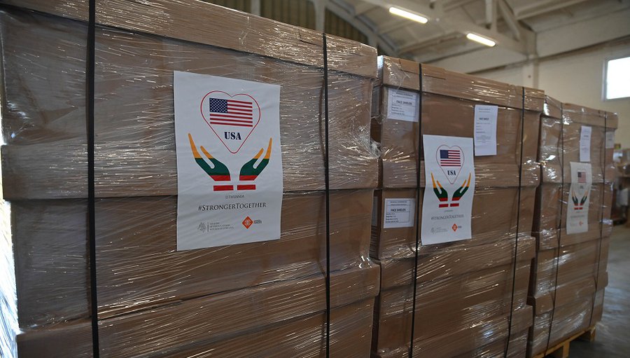 В США проводили посылку из Литвы с защитными средствами для борьбы с коронавирусом - В Мире