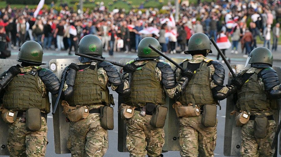 Силовики берут под контроль центр Минска и маршруты следования демонстрантов - В Мире