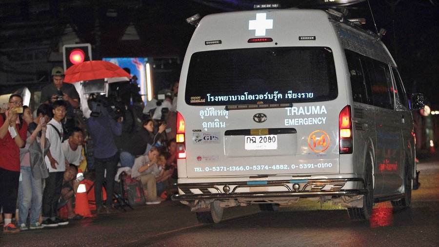 Naujausiais duomenimis, iš Tailando urvo išgelbėti keturi berniukai, likusiųjų gelbėjimo operacija bus pratęsta pirmadienį - Pasaulyje