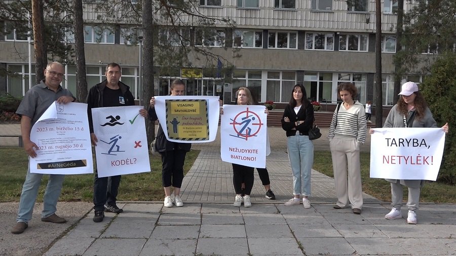 Терпение родителей лопнуло. Пикет у стен самоуправления (видео) - В Висагинасе