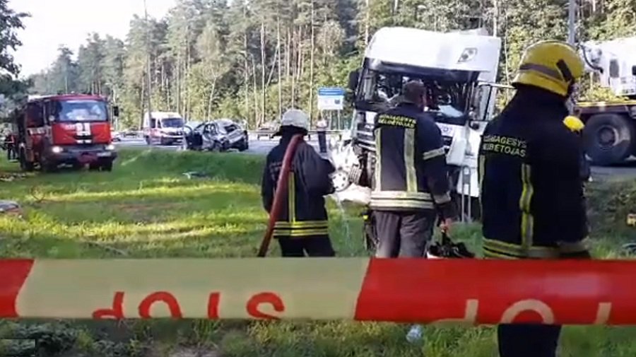ДТП в Вильнюсе - зажатых в автомобиле людей освобождали спасатели - Происшествия и криминал