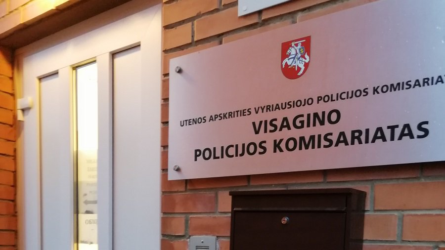 Сотрудники полиции оперативно задержали висагинца, подозреваемого в поджоге дверей здания комиссариата - Происшествия и криминал