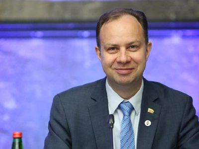 Средняя зарплата врача увеличится примерно на 300 евро, медсестер - на 150 евро - Литва и страны Балтии