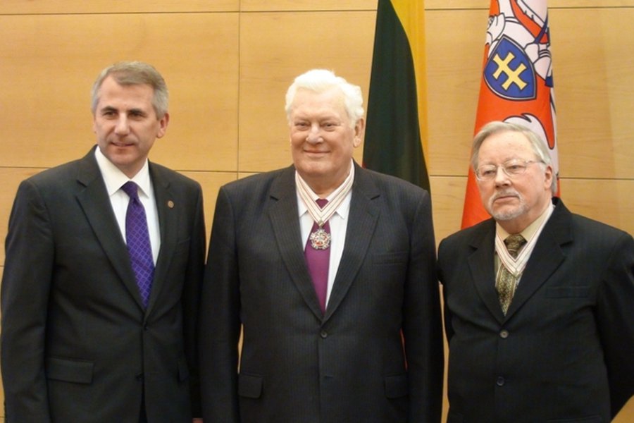 „Lietuvos tūkstantmečio žvaigžde“ apdovanoti Vytautas Landsbergis ir Algirdas Brazauskas - Lietuva ir Baltijos šalys