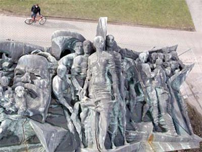 В Лейпциге восстанавливают 33-тонный ГДРовский памятник Марксу и Ленину - В Мире