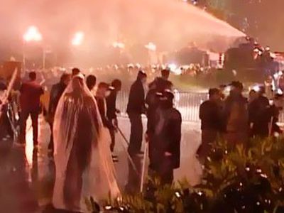 При разгоне акции протеста в Тбилиси убиты двое полицейских и избиты журналисты

 - В Мире