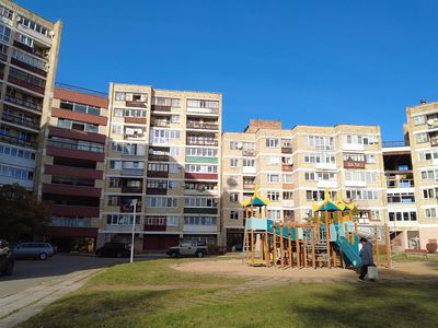 В Висагинасе под общественными балконами дома по ул. Парко обнаружено тело мертвого мужчины - Происшествия и криминал