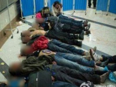 В Китае на вокзале неизвестные устроили резню - убито 27 человек, более 100 ранены
 - В Мире