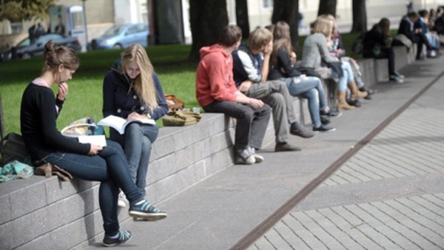 Kasmet daugėja abiturientų, kurie renkasi studijas užsienyje - Lietuva ir Baltijos šalys