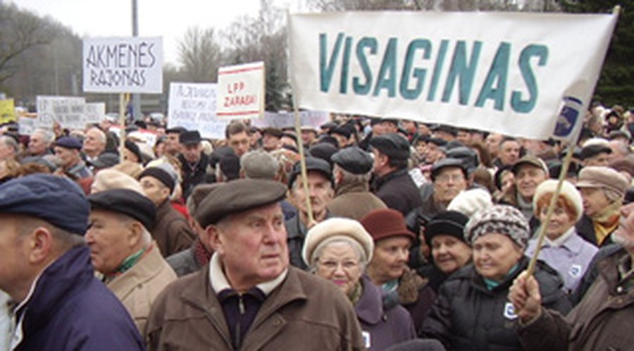 Висагинские пенсионеры тоже участвовали в митинге протеста - В Висагинасе