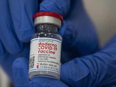 В Европе одобрена бустерная доза Moderna для людей не моложе 18 лет - Наука и здоровье